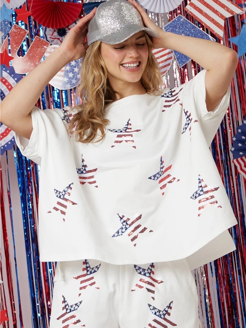 Fantastic Fawn Women's White Star-Print Short Sleeve Top Small